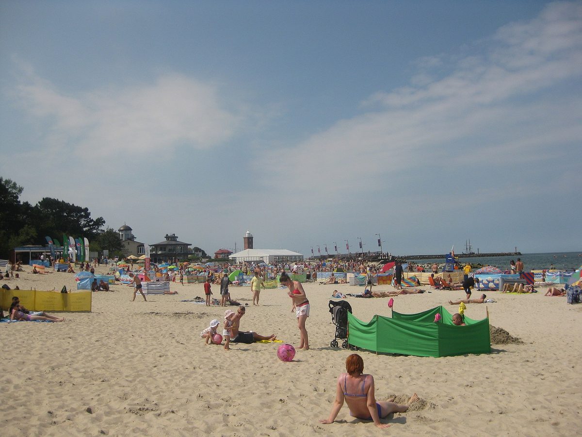 Noclegi blisko plaży w Darłówku — gdzie spać przy morzu 2026